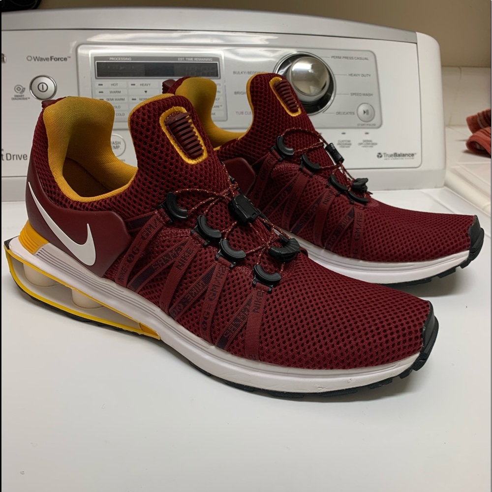 Nike Shox (Team Red...maroon)